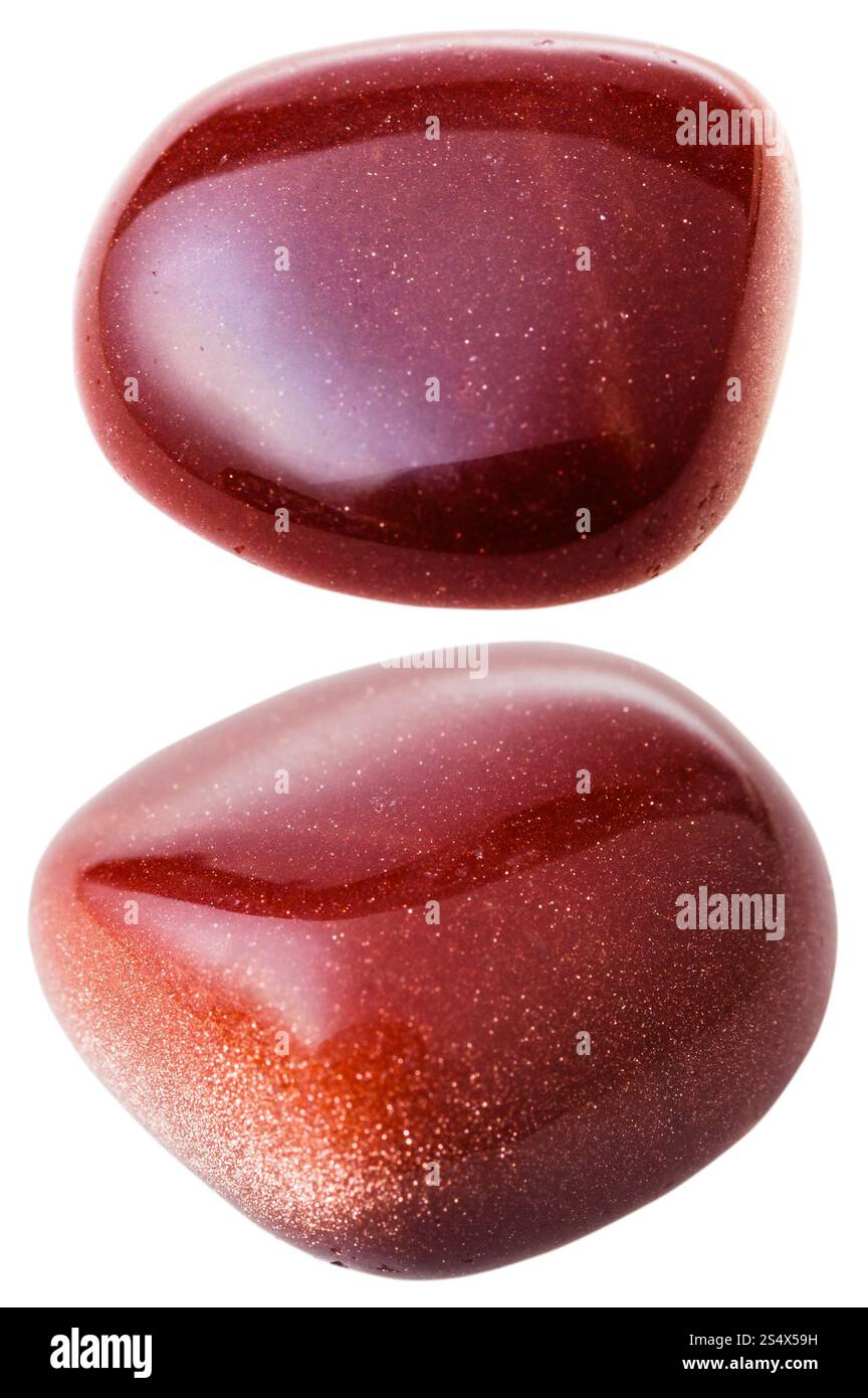 Gemma minerali di pietra - due goldstones dal vetro scintillante (artificiali e sintetiche Aventurine) gemma isolati su sfondo bianco close up Foto Stock
