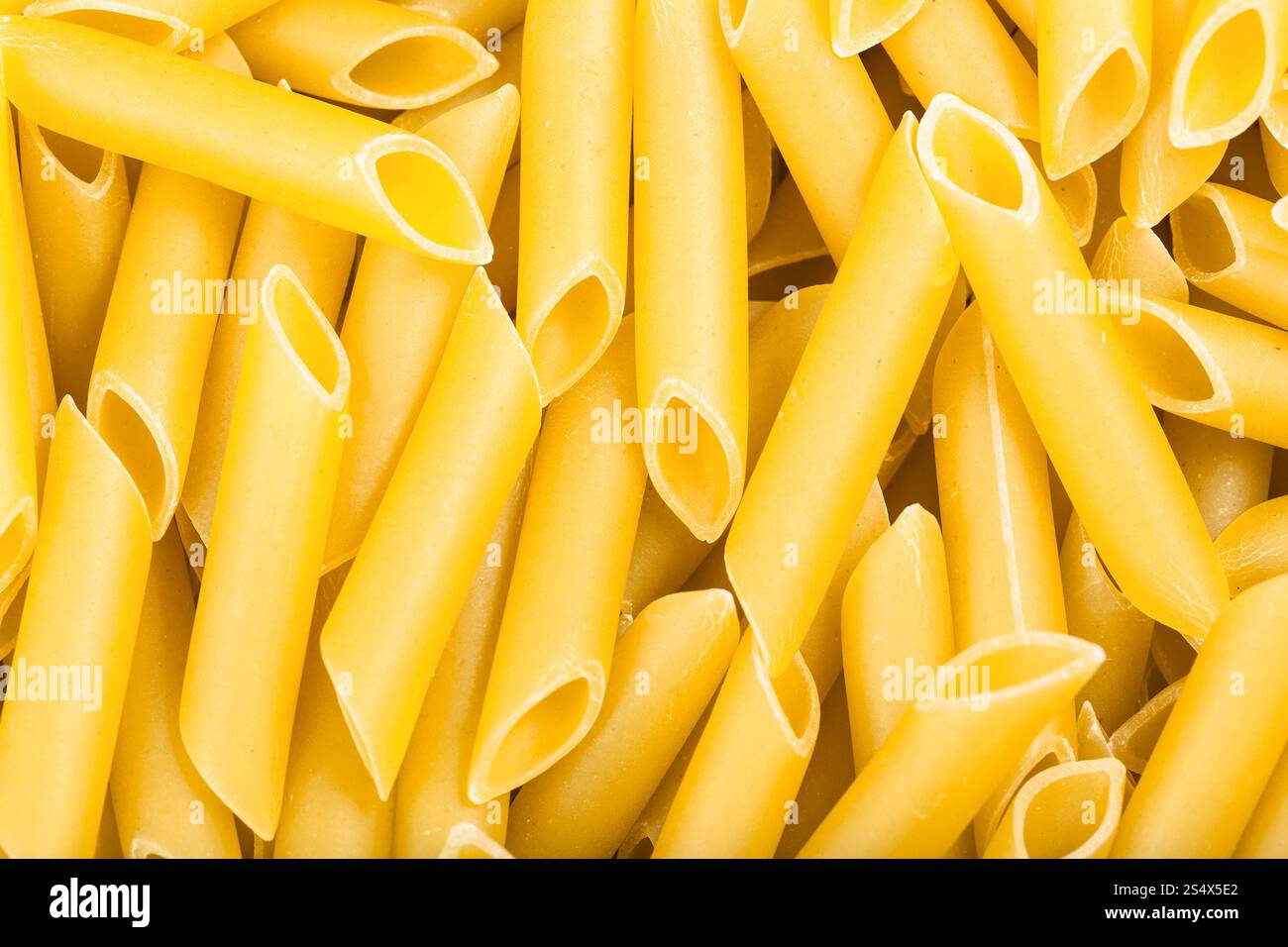 Sfondo di cibo - pasta di semola penne lisce Foto Stock