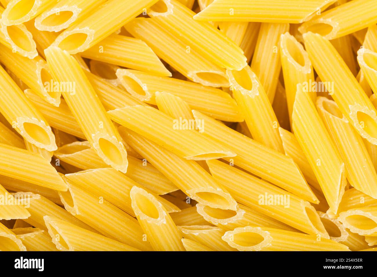 Sfondo di cibo - pasta di semola penne rigate Foto Stock
