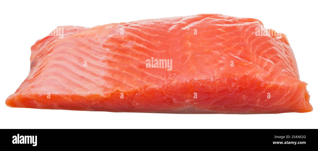 Leggermente salata trote pesce rosso pezzo di filetto isolati su sfondo bianco Foto Stock