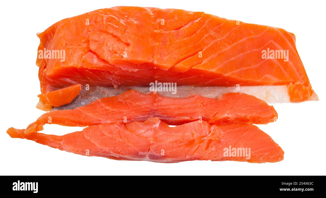 Due fette e pezzo di lighty affumicato salmone atlantico pesce rosso isolato su sfondo bianco Foto Stock