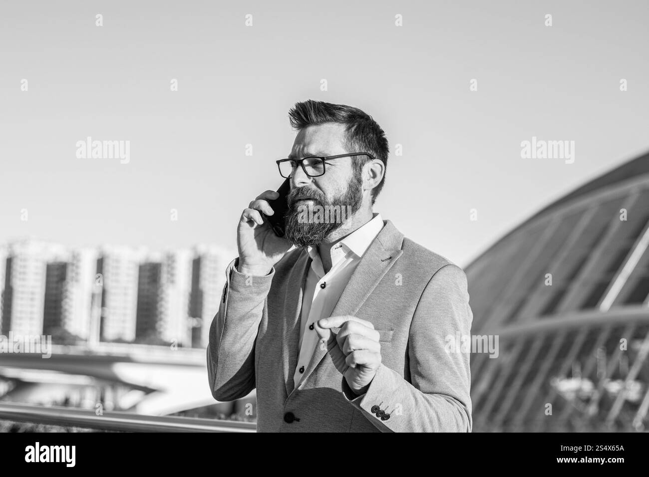 Stile di vita mobile. Nuova tecnologia. Bell'uomo con cellulare all'aperto. Comunicazione aziendale. Telefono per uso professionale. 3G. 4G. 5G. Uomo d'affari w Foto Stock