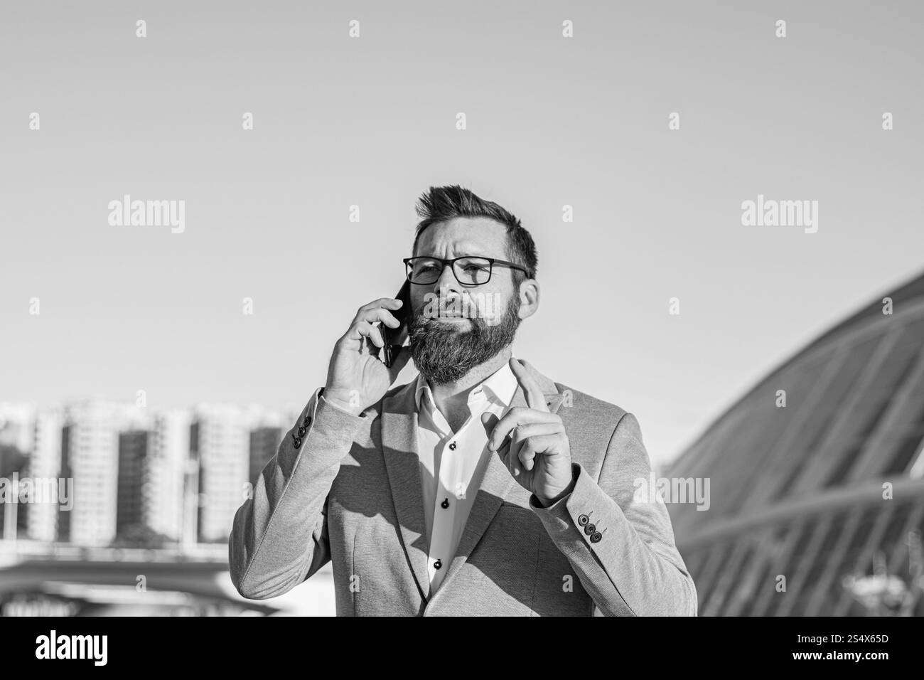 Stile di vita mobile. Nuova tecnologia. Bell'uomo con cellulare all'aperto. Comunicazione aziendale. Telefono per uso professionale. 3G. 4G. 5G. Uomo d'affari w Foto Stock