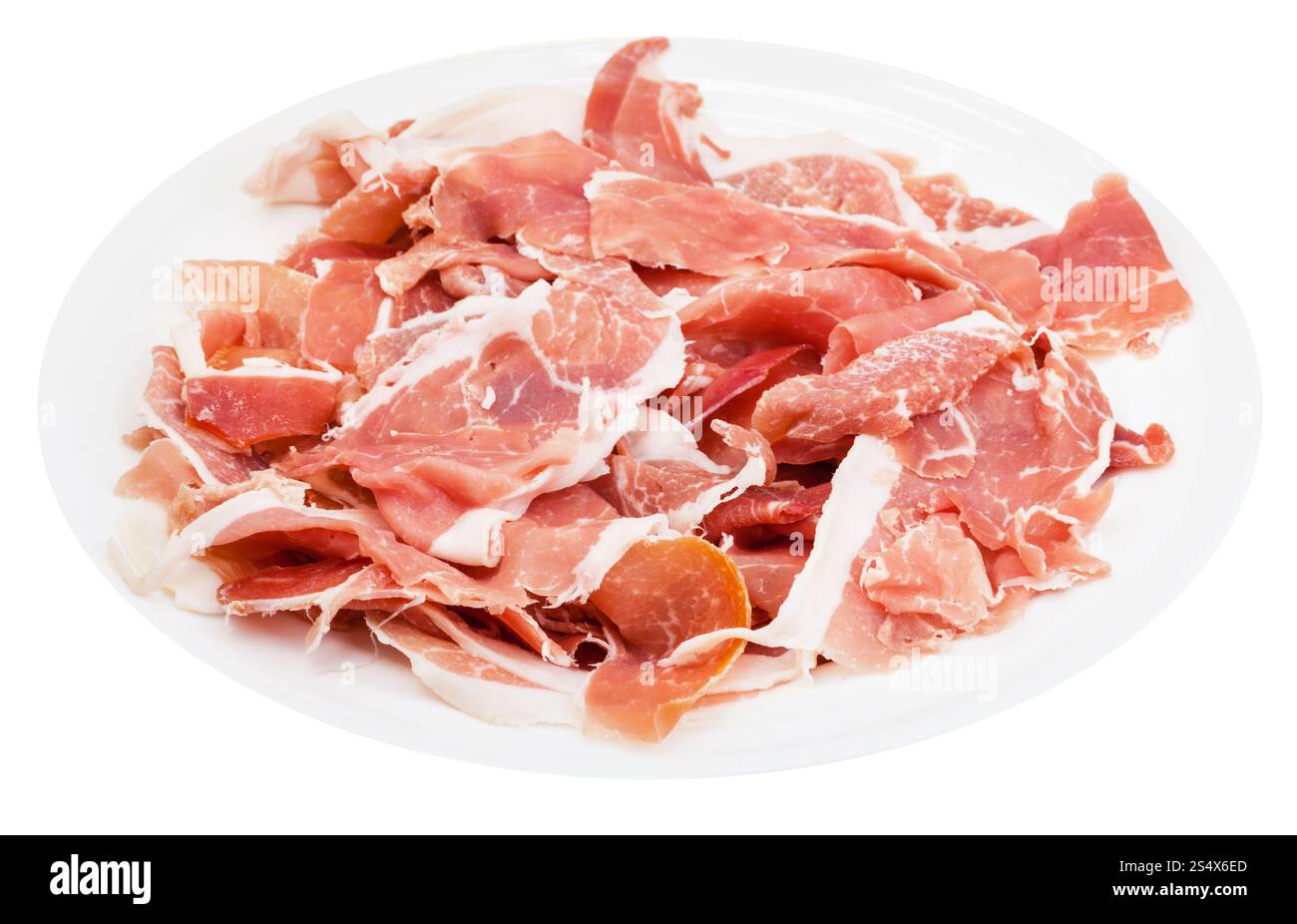 Molti strati di dry-prosciutto crudo sulla piastra bianca isolata su sfondo bianco Foto Stock