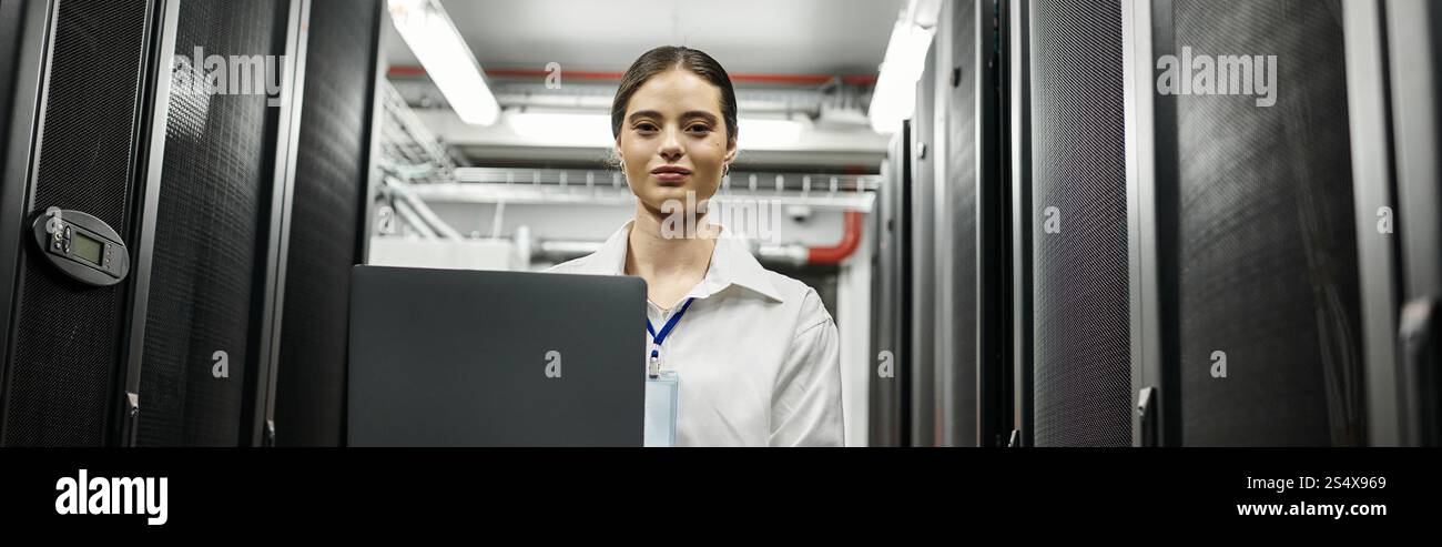 Uno specialista IT dedicato lavora diligentemente con l'hardware per server in un moderno data center, banner Foto Stock