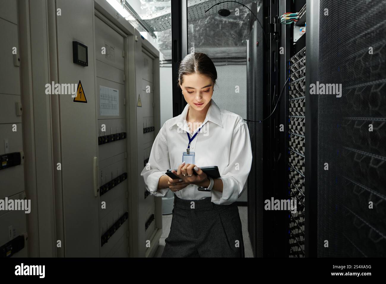 Uno specialista IT dedicato lavora sulla manutenzione dei server in un data center moderno. Foto Stock