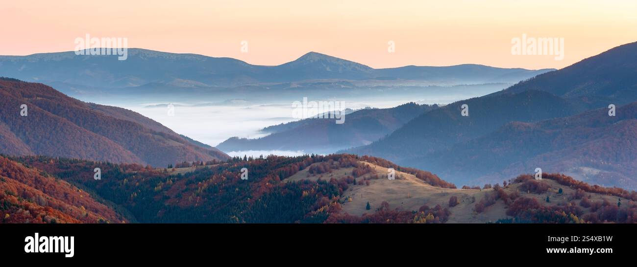 Alba in montagna. Autunno mattina crepuscolo con vista cielo rosa e la nebbia. Foto Stock