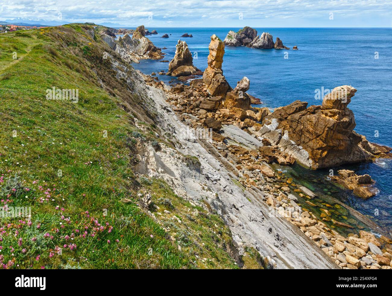 Oceano atlantico costa rocciosa vicino Portio Beach, (Pielagos Cantabria, Spagna) Foto Stock