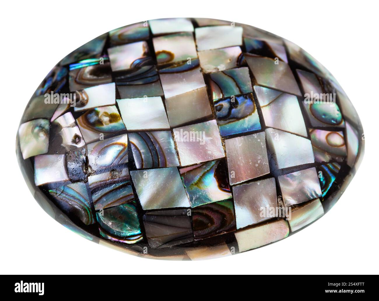 Mosaico su pietra lucidata da pezzi di nacre mollusco shell isolata su sfondo bianco Foto Stock