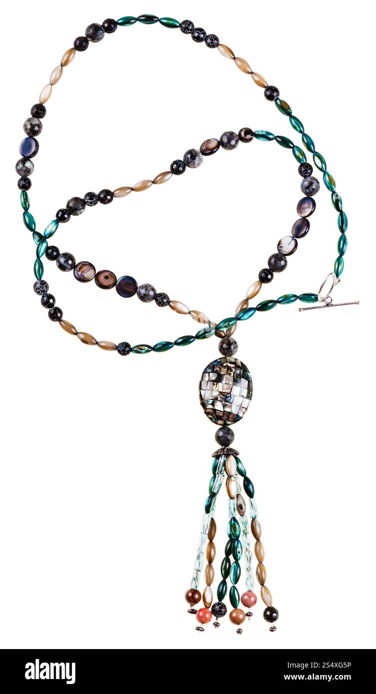 Collana di perle di vetro e pezzi lavorati di madreperla mollusco gusci e abalon gemme isolati su sfondo bianco Foto Stock