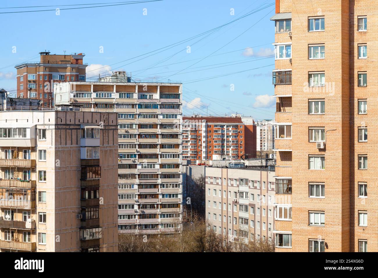 Edificio della città nel quartiere vivente nella soleggiata giornata di primavera a Mosca, Russia Foto Stock