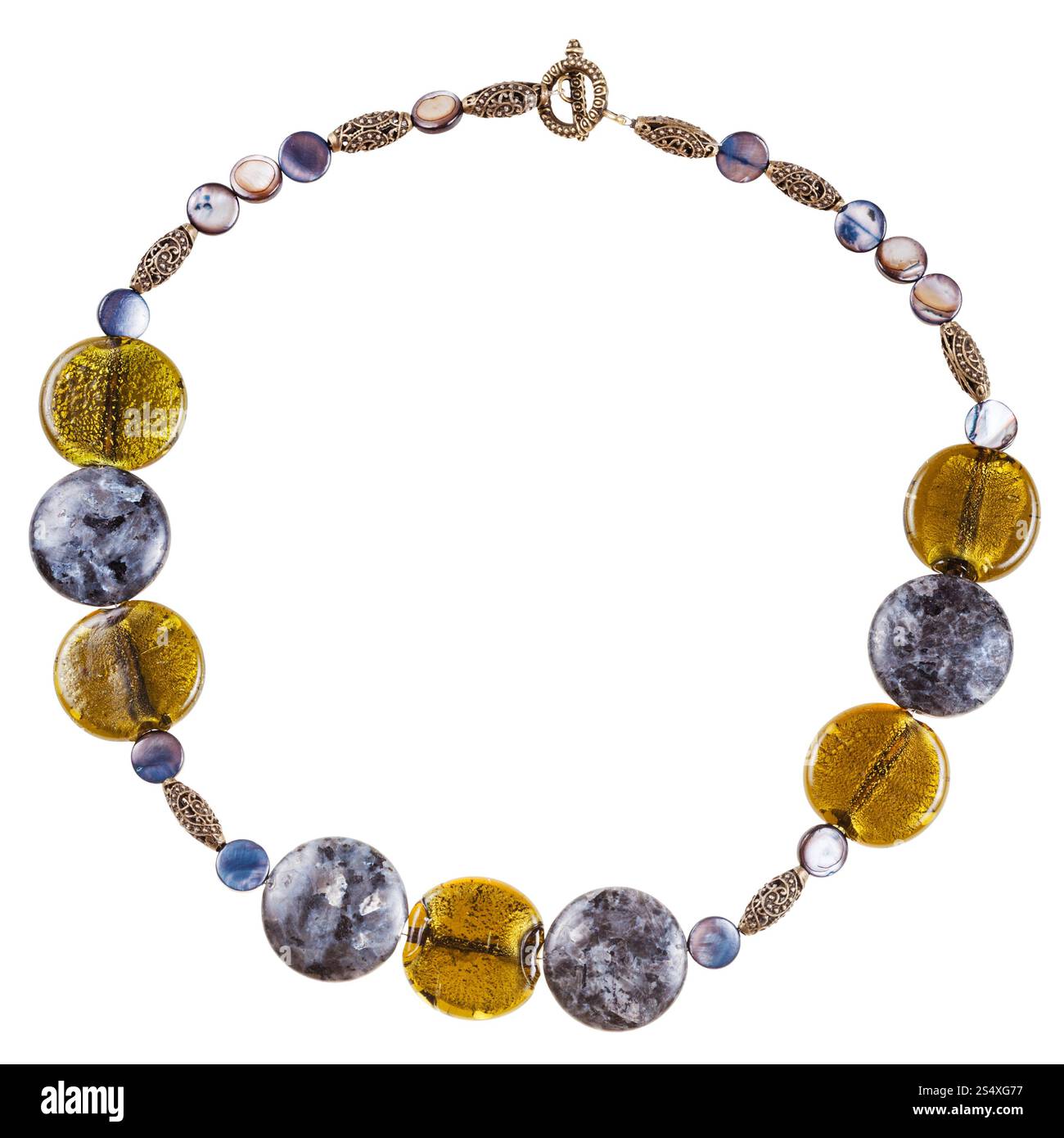Girocollo perle da labradorite e abalon gemme, vetro colorato e perline in bronzo isolati su sfondo bianco Foto Stock