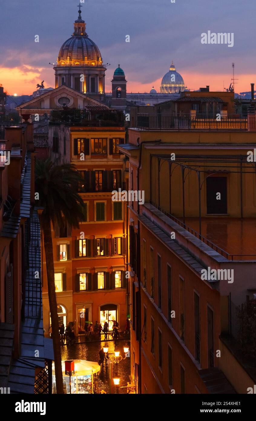 Vista notturna della città di Roma dalla cima di Piazza di Spagna. Cima della basilica di Sant Ambrogio e Carlo al corso (o San Carlo al corso) e San Pietro Foto Stock