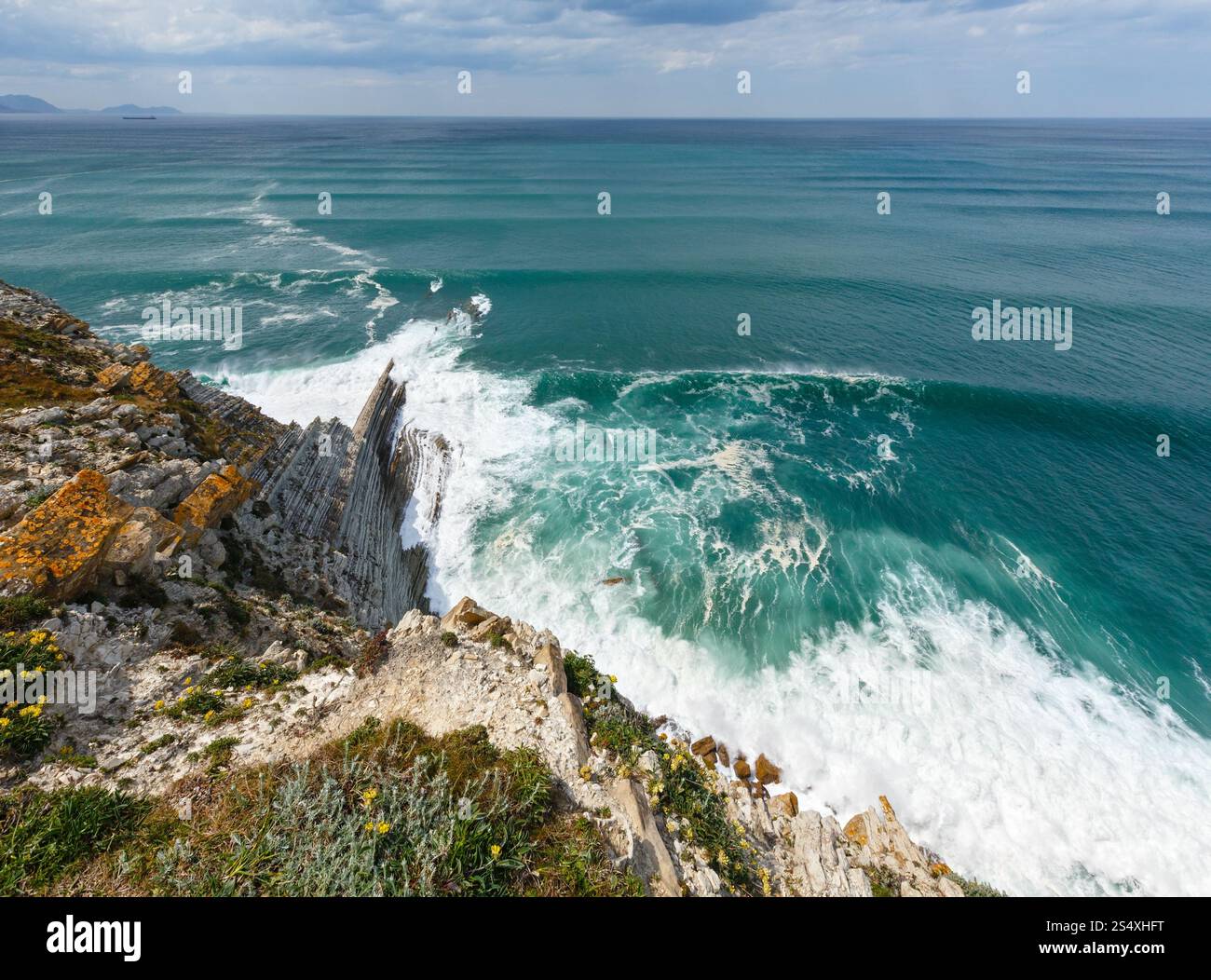 Estate oceano vista litorale vicino alla spiaggia Azkorri o Gorrondatxe nella città di Getxo, Biscaglia, Paesi Baschi (Spagna). Foto Stock
