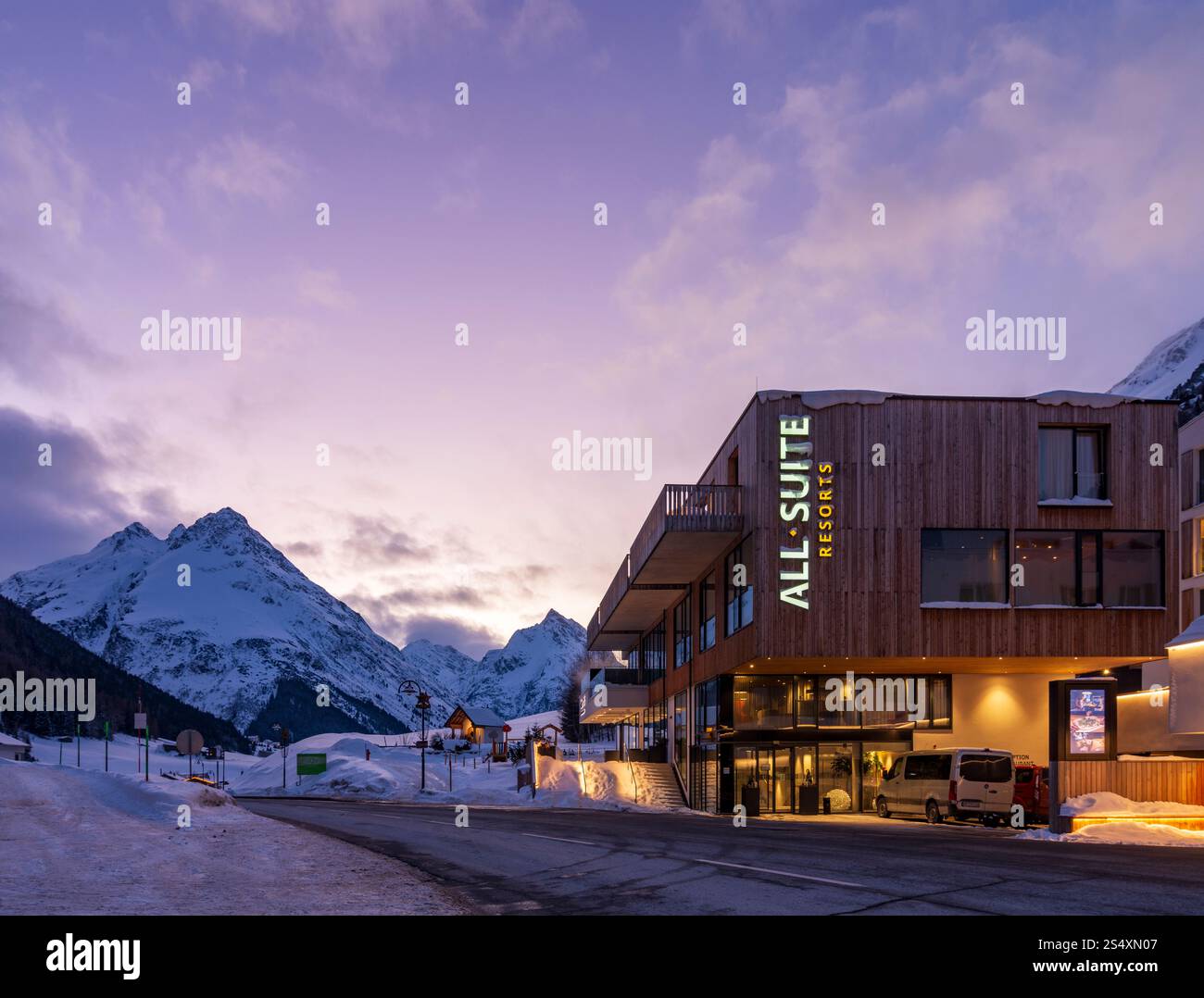 Galtür: Hotel All Suite Resorts, montagna Ballunspitze a Paznaun - Ischgl, Tirolo, Tirolo, Austria Foto Stock