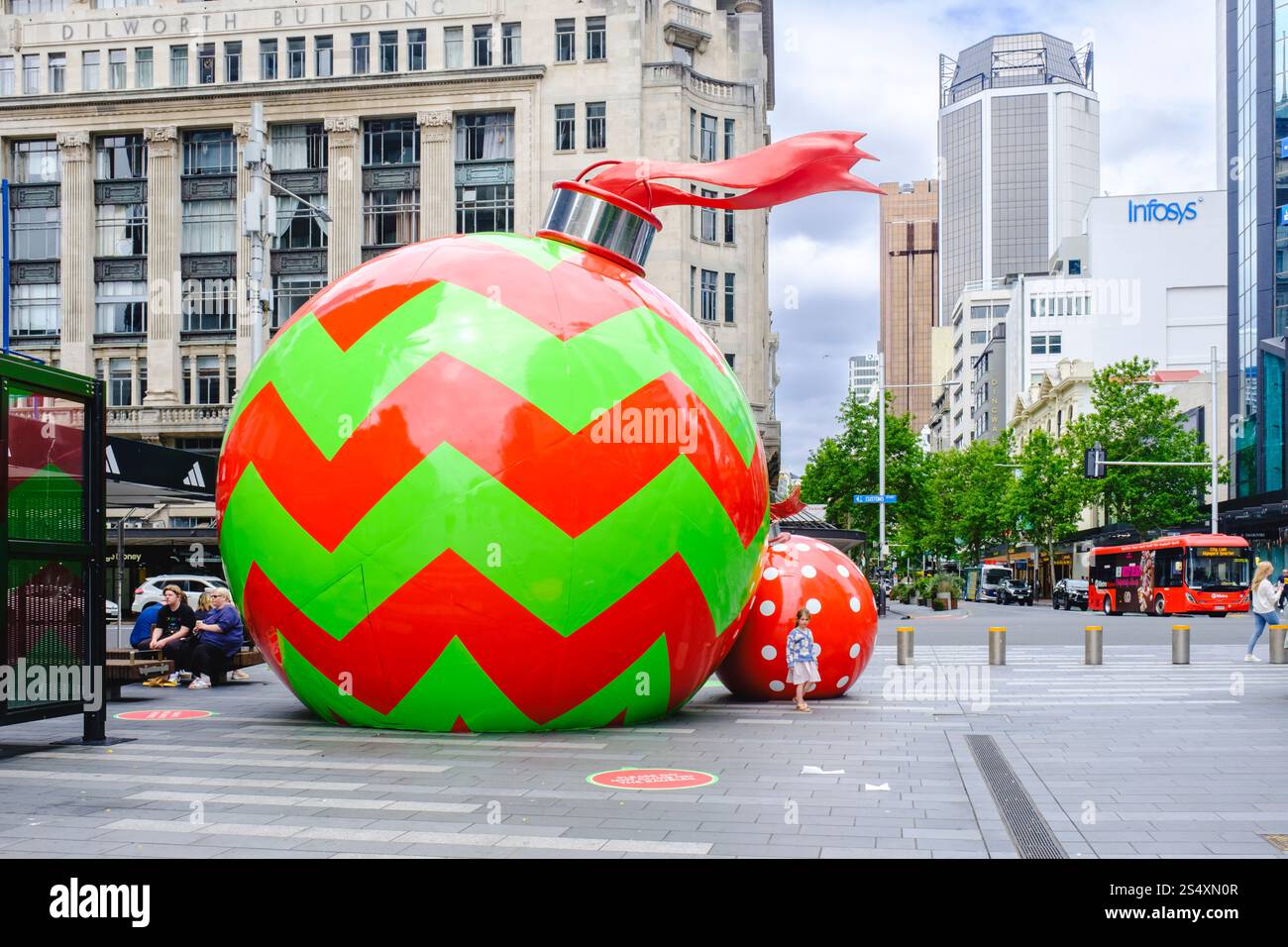 Giganteschi ornamenti natalizi sul lungomare di Queen Street, Auckland, nuova Zelanda, che mostrano vivaci decorazioni natalizie nel vivace centro della città. Foto Stock