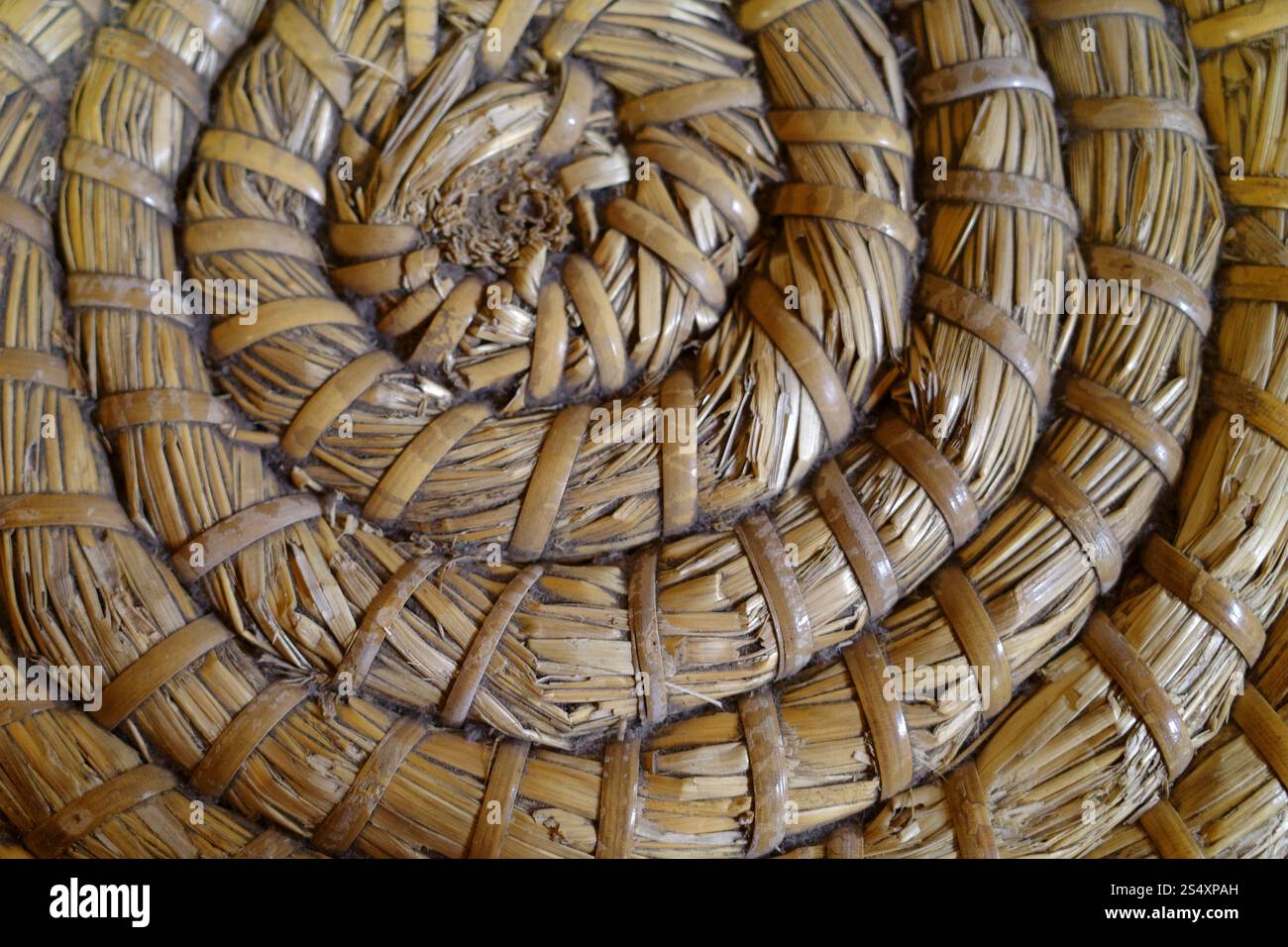 Dettaglio del fondo di un cestello di paglia realizzato a mano Foto Stock