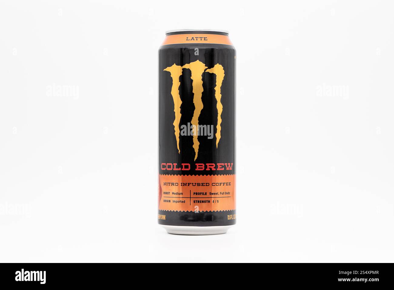 Bevanda Monster Energy Java Nitro Cold Brew latte. La bevanda energetica viene miscelata con il caffè. Il design della lattina è di colore nero con un artiglio dorato. Foto Stock