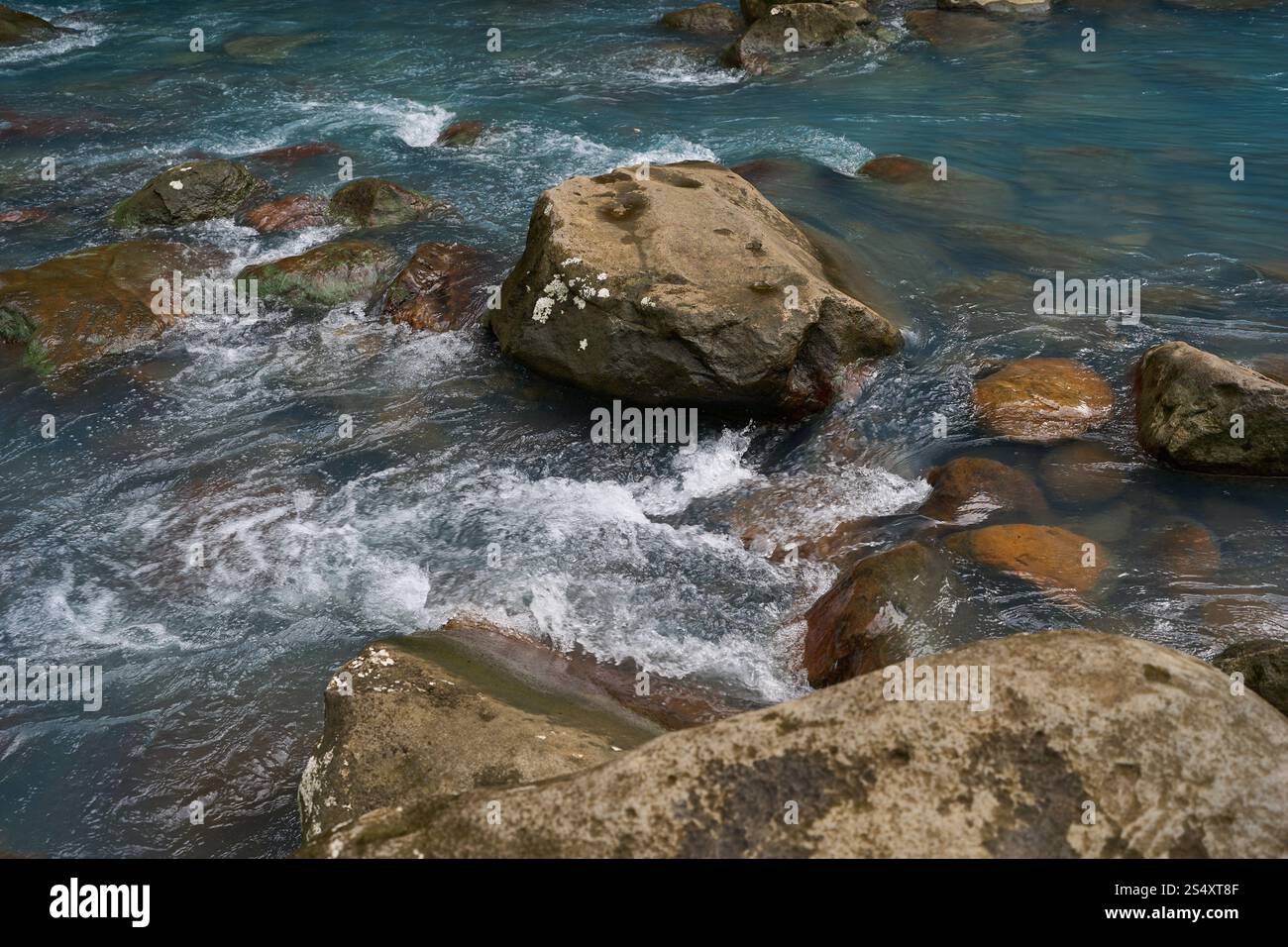 Provincia di Alajuela, Costa Rica - 19 novembre 2024 - il fiume Celeste nel Parco Nazionale del Vulcano Tenorio Foto Stock