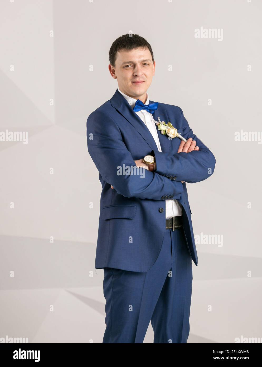 Closeup ritratto di elegante lo sposo in blu abito classico in posa in studio Foto Stock