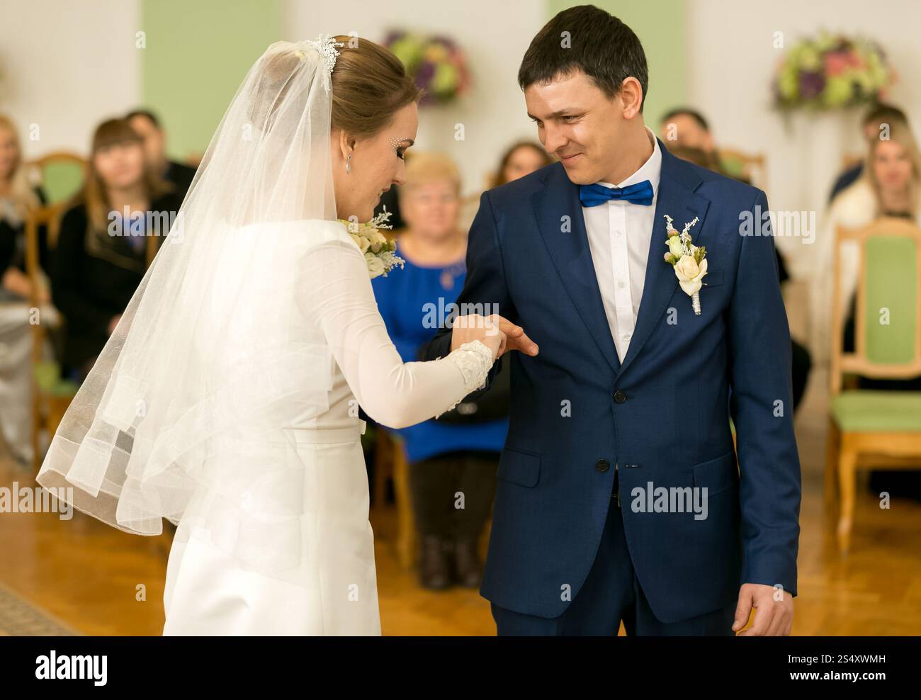 Ritratto di sposa felice mettendo anello su groom del dito Foto Stock
