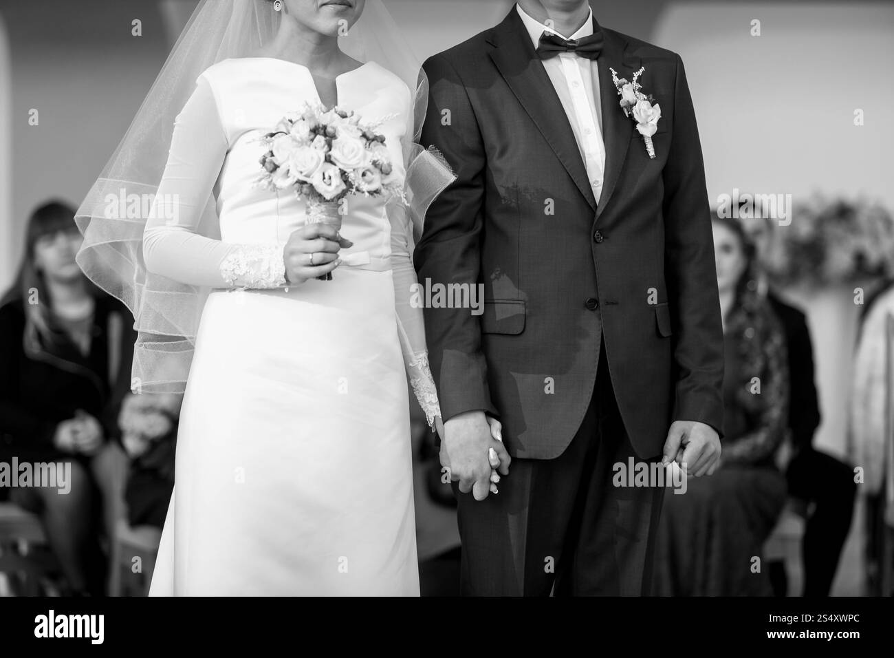 Primo piano della sposa e lo sposo tenendo le mani alla cerimonia di nozze Foto Stock
