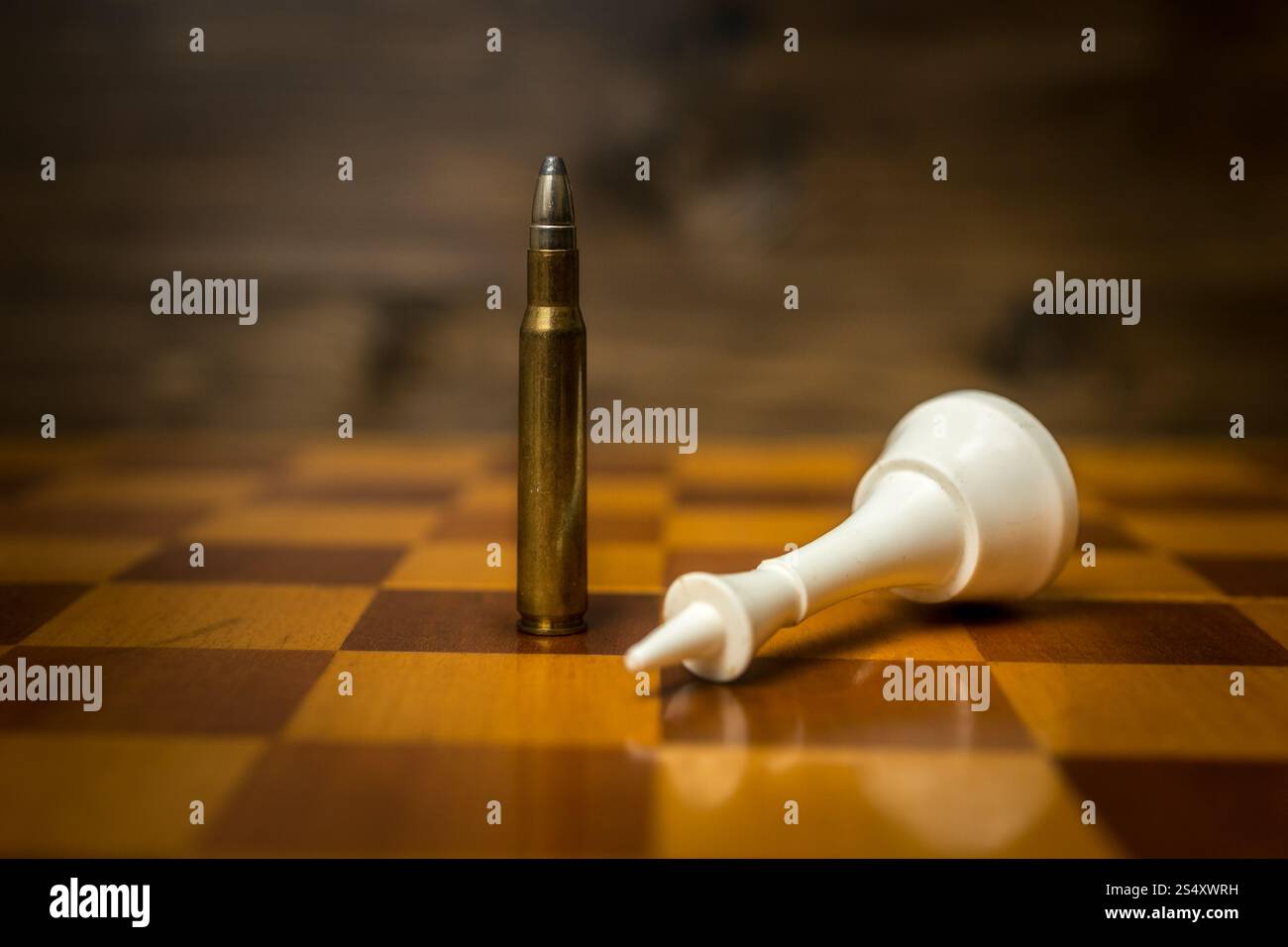 Primo piano della bullet vince la partita a scacchi. Concetto di alimentazione della pistola Foto Stock