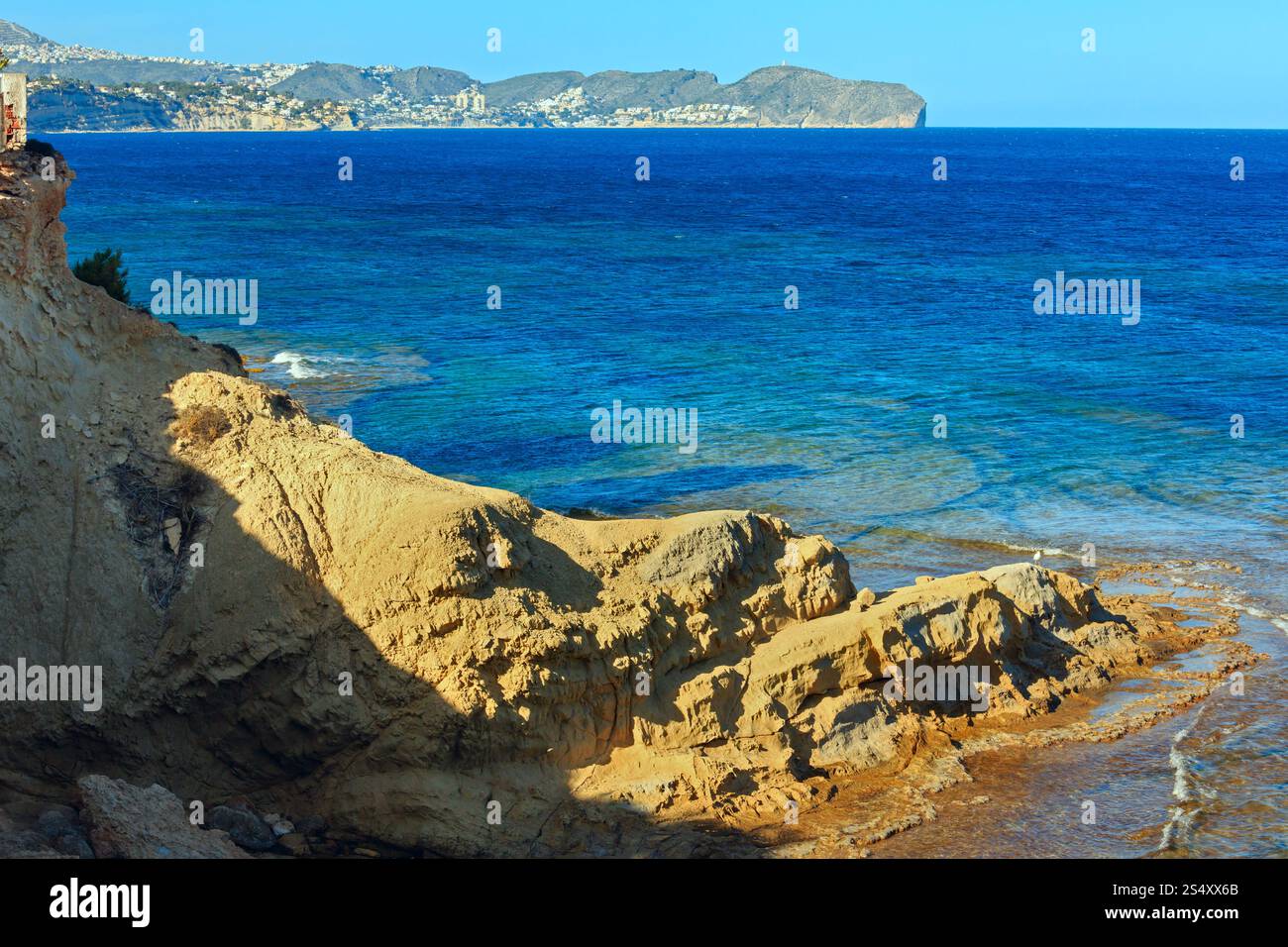 Calp città estate costa a Costa Blanca (Valencia), Spagna Foto Stock