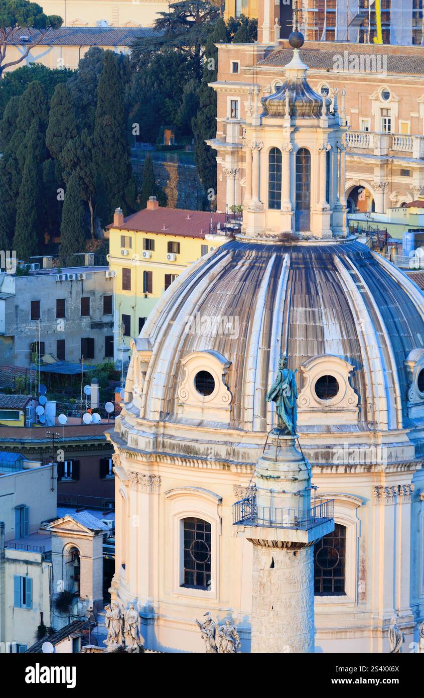 Cupola della Chiesa del Santissimo nome di Maria al foro di Traiano e colonna di Traiano di fronte, Roma, Italia. Foto Stock
