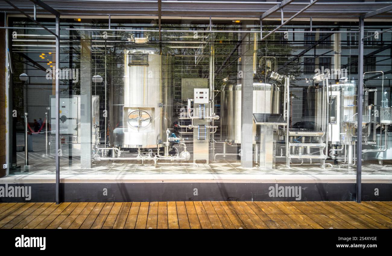 Foto dai toni di apparecchiature per la fabbricazione della birra nella birreria di piccole dimensioni Foto Stock