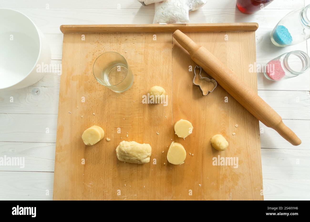 Vista da sopra su tutti gli utensili da cucina e di pasta per pasticceria Foto Stock