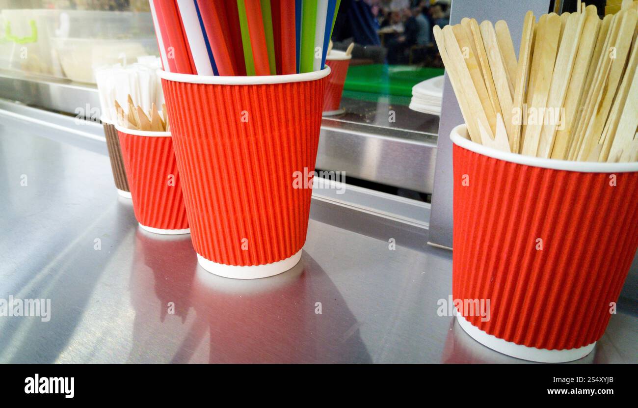 Primo piano del cibo carrello contatore con cannucce, tazze e cucchiai Foto Stock