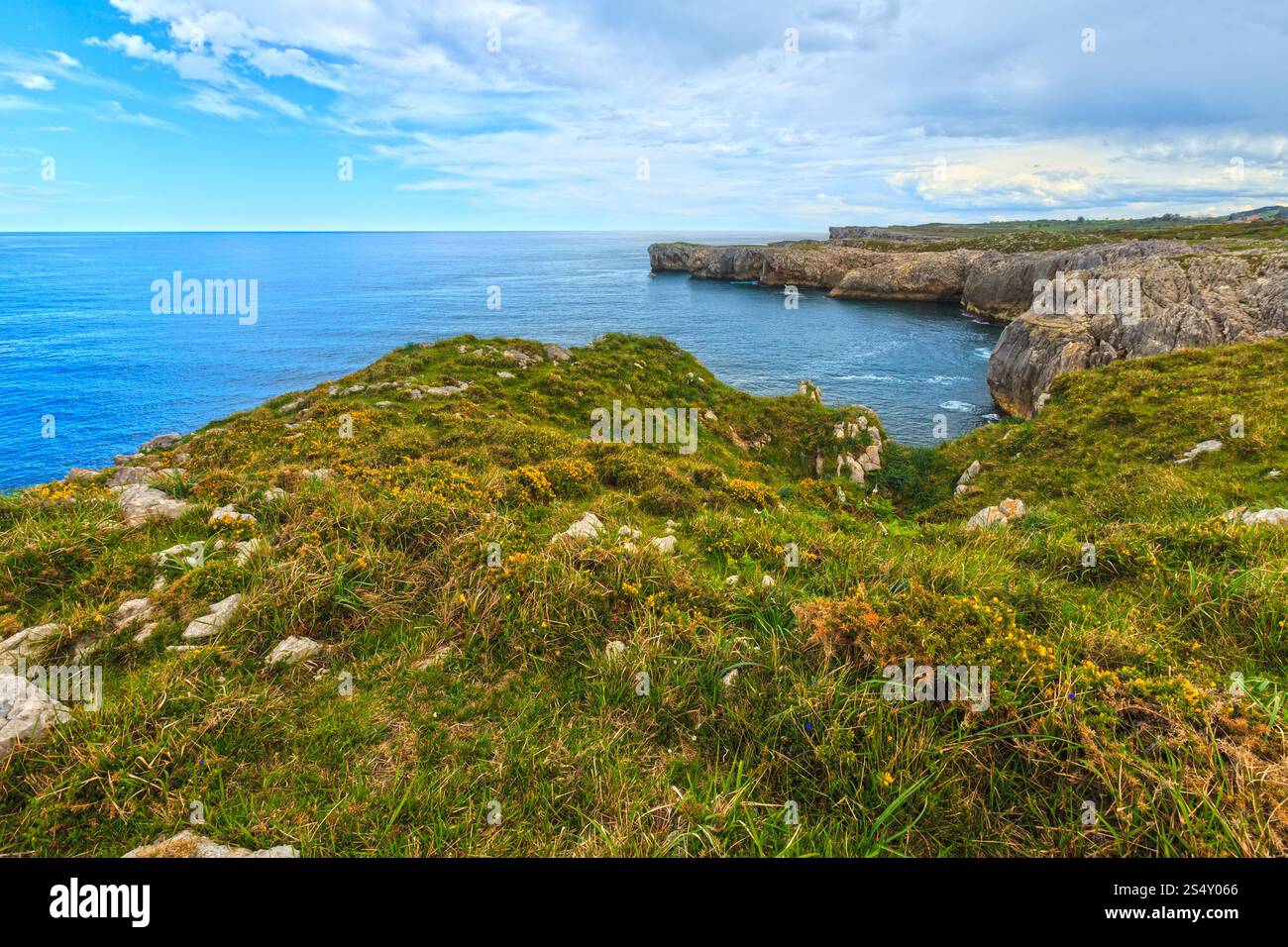 Golfo di Biscaglia estate costa rocciosa vista, Spagna, Asturias, vicino Camango. Foto Stock