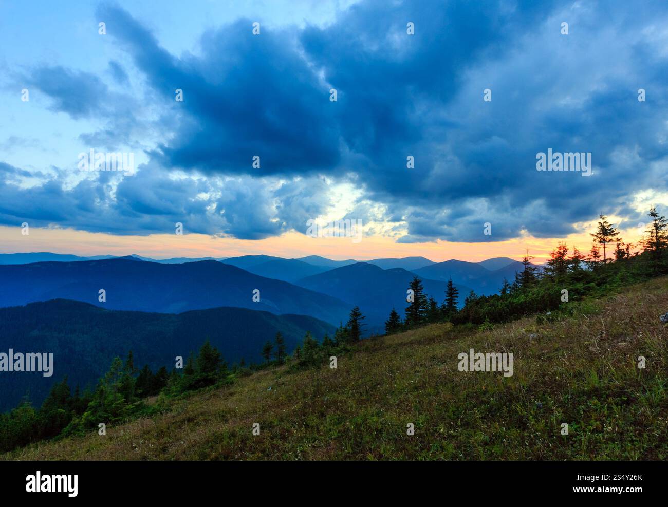 Profilo di montagna sul cielo della sera (con le nuvole) sfondo. Estate tramonto crepuscolo fine (Carpazi, Ucraina). Foto Stock