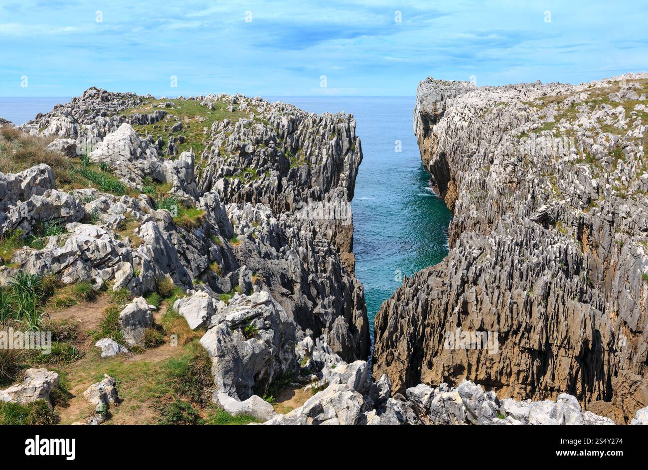 Golfo di Biscaglia estate costa rocciosa vista, Asturias, vicino Camango, Spagna. Foto Stock
