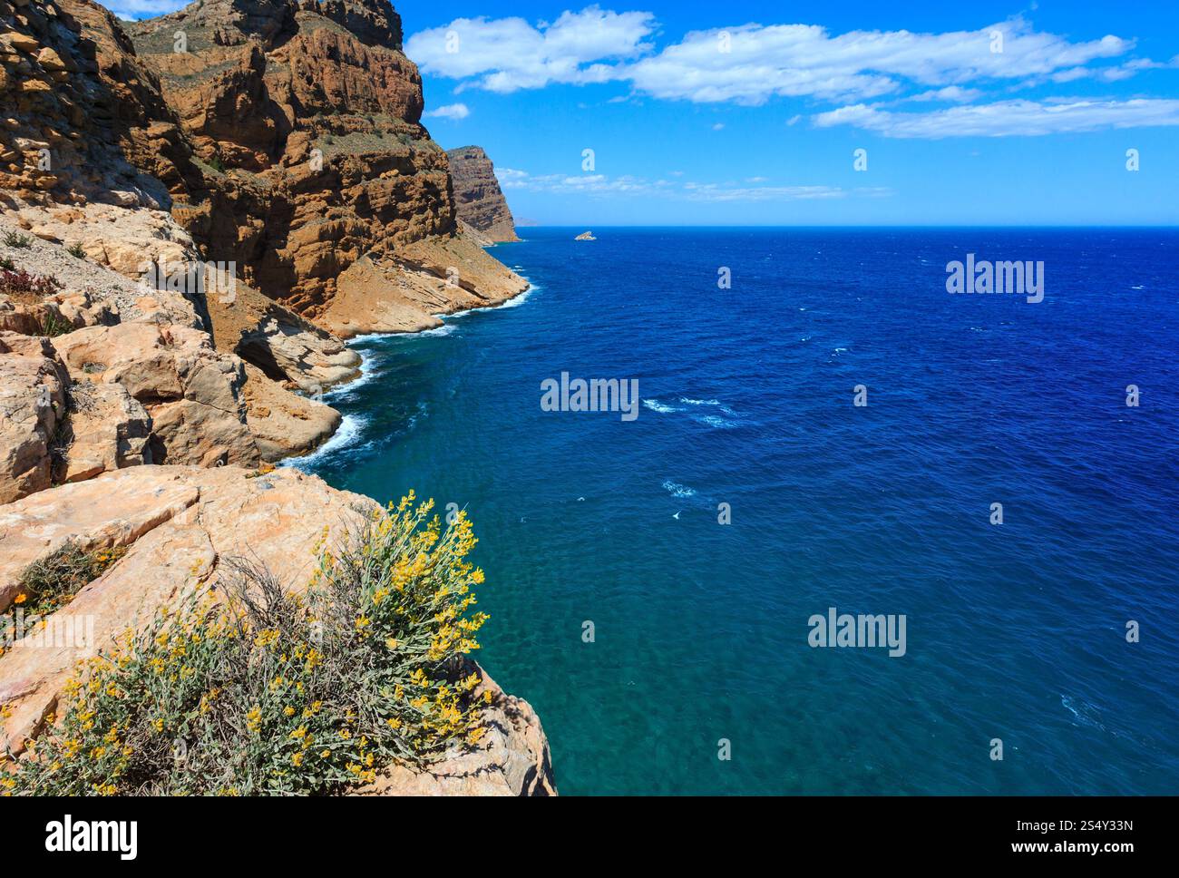 Estate Mare Mediterraneo paesaggio della Costa nei pressi della città di Benidorm (Costa Blanca, Alicante, Spagna). Foto Stock