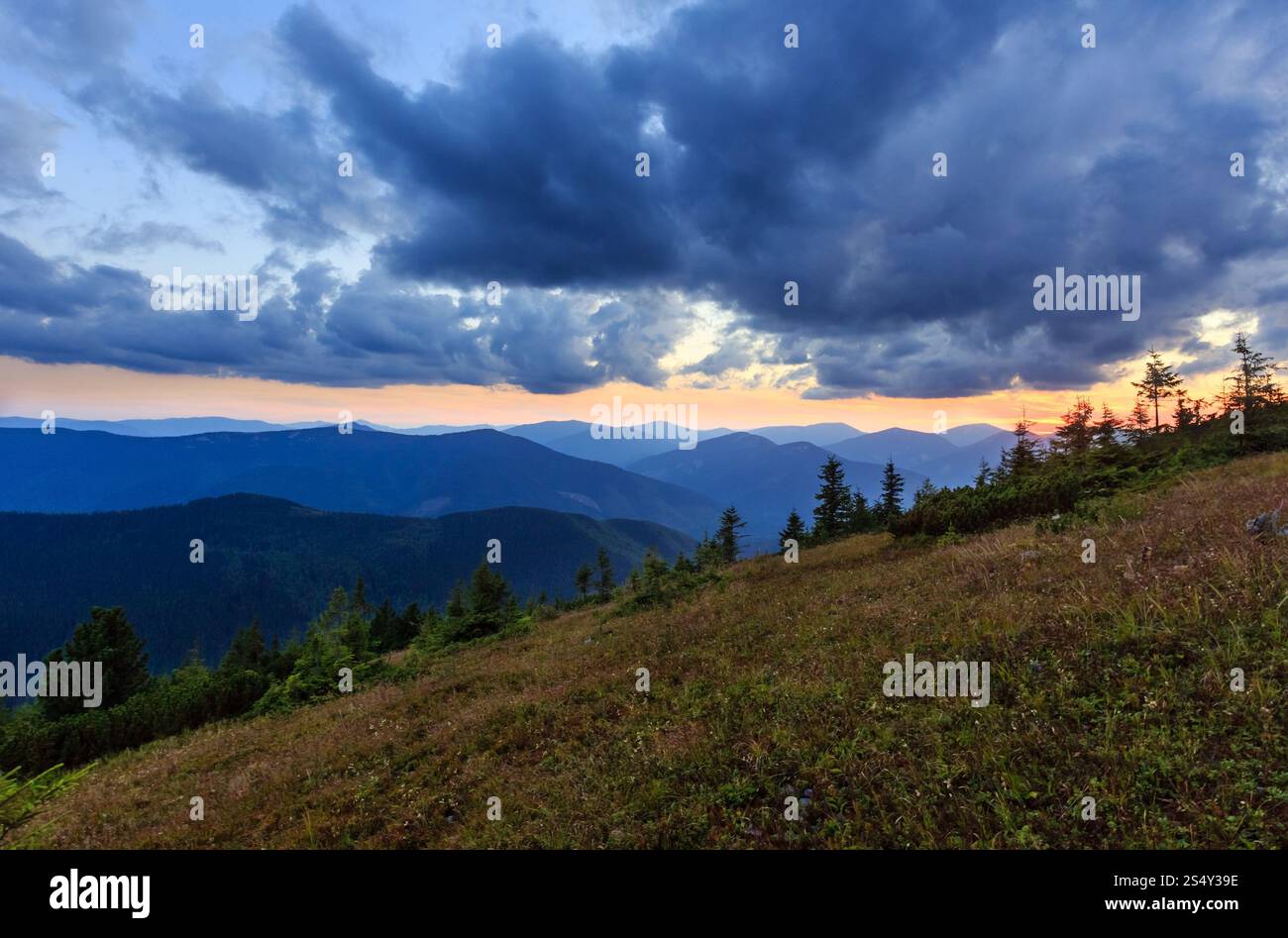 Profilo di montagna sul cielo della sera (con le nuvole) sfondo. Estate tramonto crepuscolo fine (Carpazi, Ucraina). Foto Stock