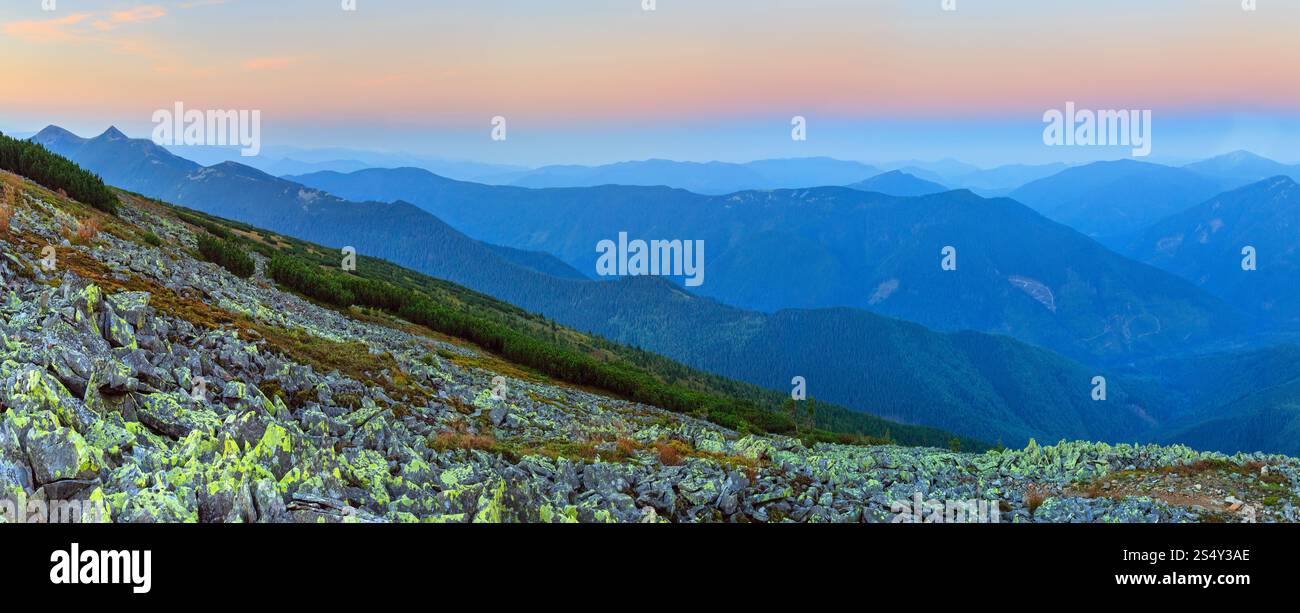 Montaggio Ihrovets (Gorgany) pendenza con ghiaione. Estate alba misty vista superiore (Carpazi, Ucraina). Foto Stock