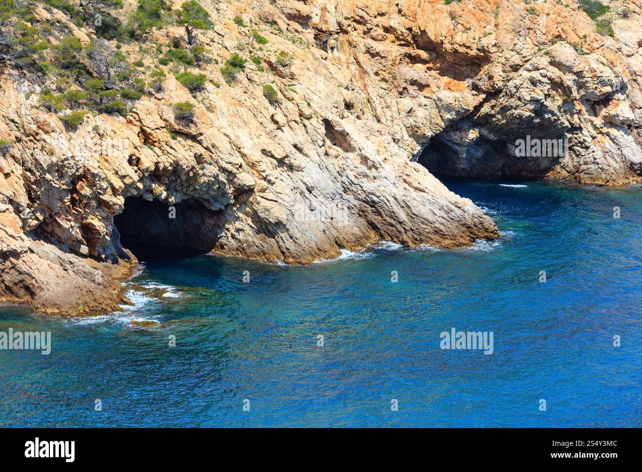 Estate mare costa rocciosa con grotte (Spagna). Vista da sopra. Foto Stock