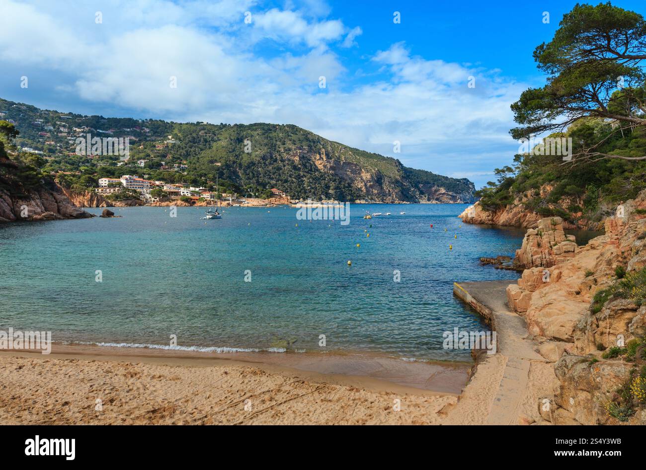 Estate mare costa rocciosa vista dalla spiaggia (vicino a Palamos, in Costa Brava Catalogna, Spagna). Foto Stock
