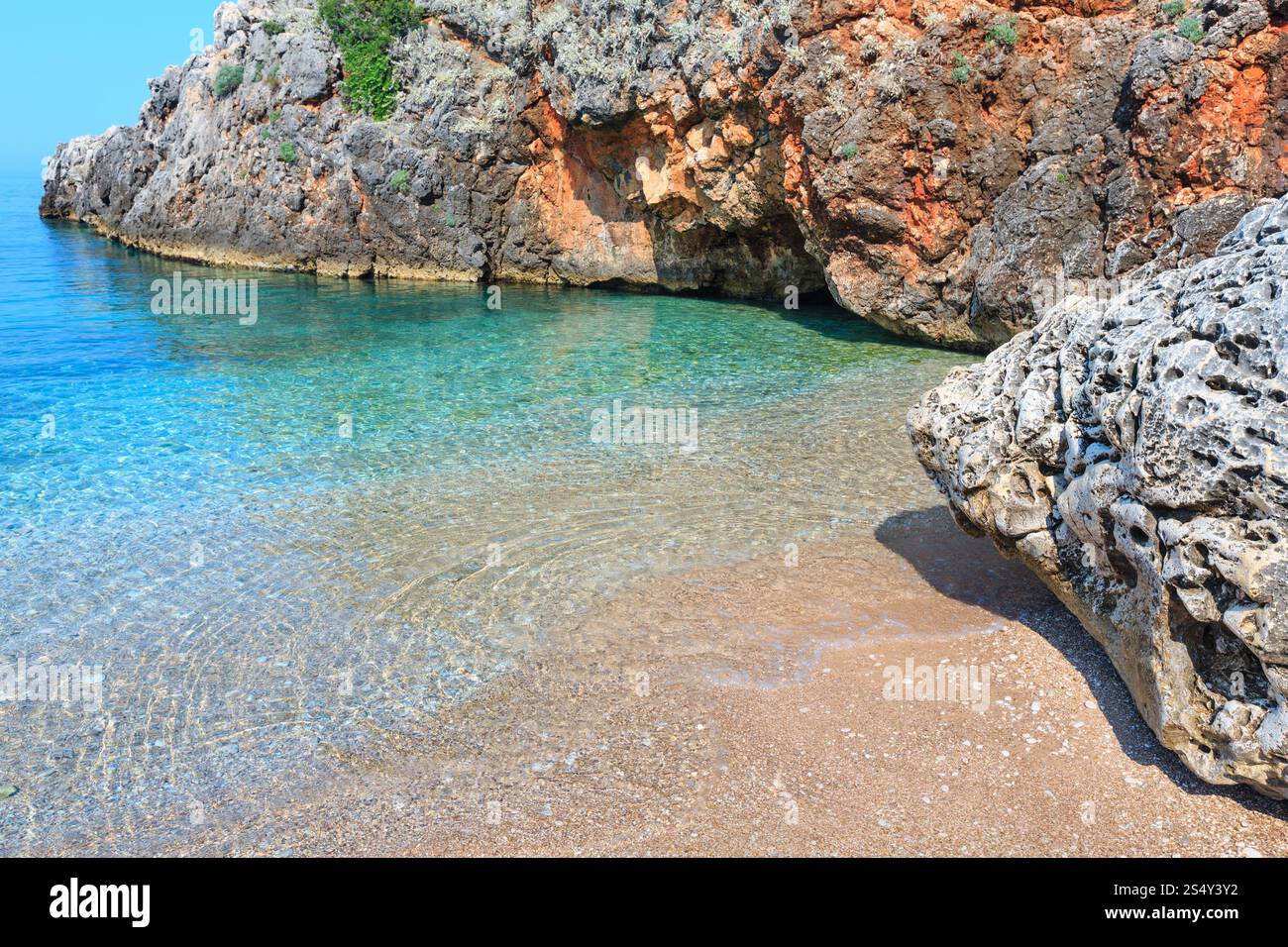 Mattina estate mare Ionio paesaggio della costa con chiare acque trasparenti, Albania. Vista dalla spiaggia. Foto Stock