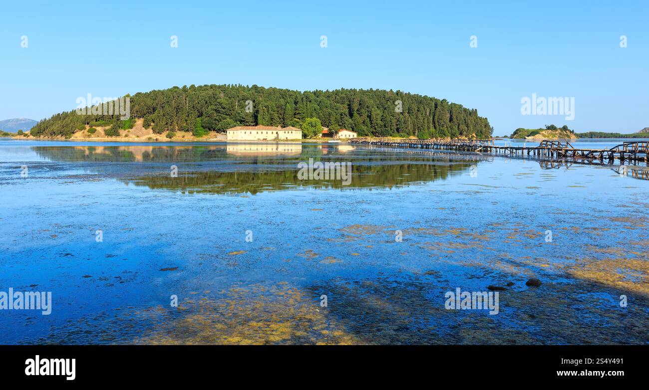 Isolato Monastero di Santa Maria sul Zvernec isola (Narta Laguna, Valona Albania). Foto Stock