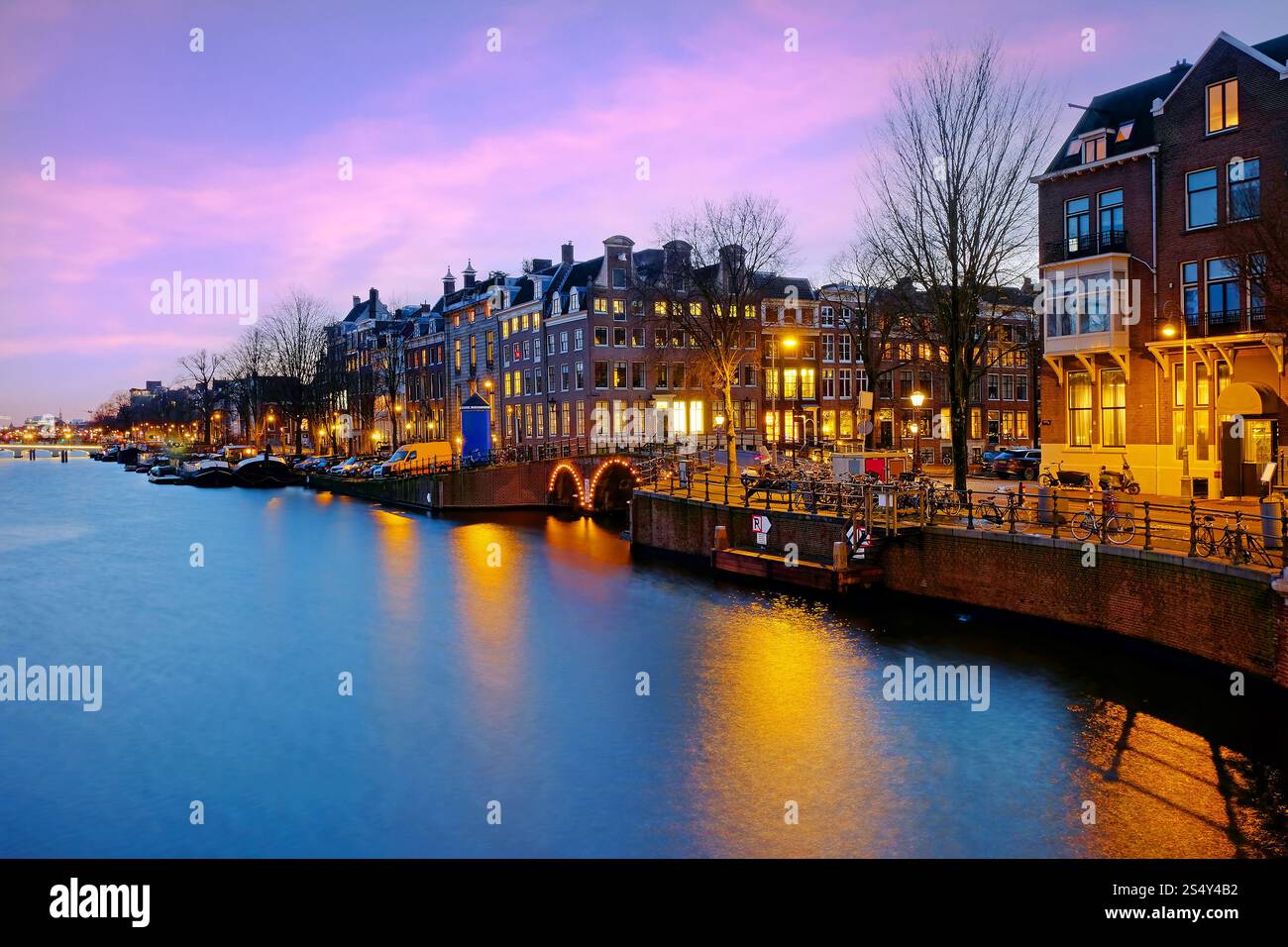 Vista di Amsterdam sul fiume Amstel al tramonto nei Paesi Bassi Foto Stock