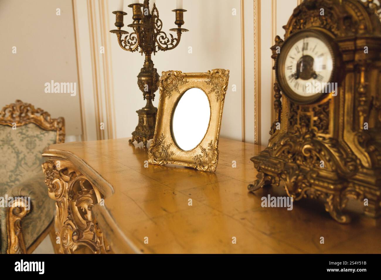 Antica cornice dorata per fotografie sul tavolo e interni lussuosi Foto Stock