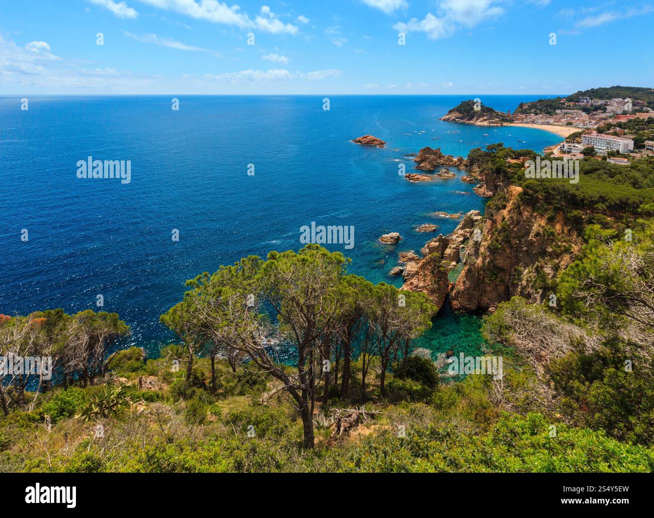 Estate mare paesaggio e Tossa de Mar città di pescatori sulla Costa Brava Catalogna. Foto Stock