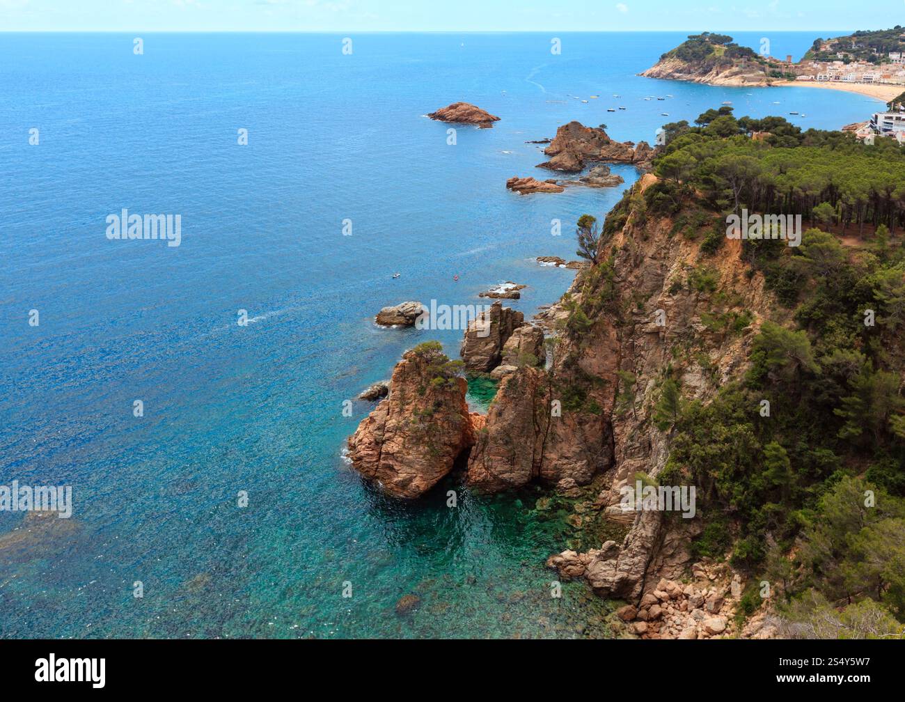 Estate mare paesaggio e Tossa de Mar città di pescatori sulla Costa Brava Catalogna. Foto Stock