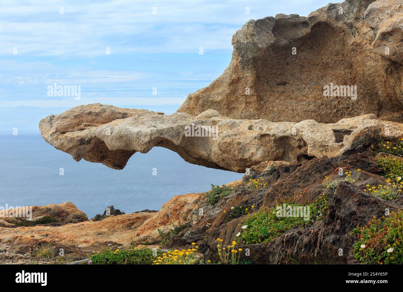 Mediterraneo costa rocciosa estate vista dal Capo Creus (Cap de Creus) con formazioni rocciose nella parte anteriore, in Costa Brava Catalogna, Spagna. Foto Stock