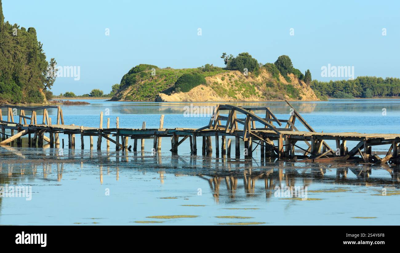 In legno ponte in rovina a Zvernec isola (Narta Laguna, Valona Albania). Foto Stock