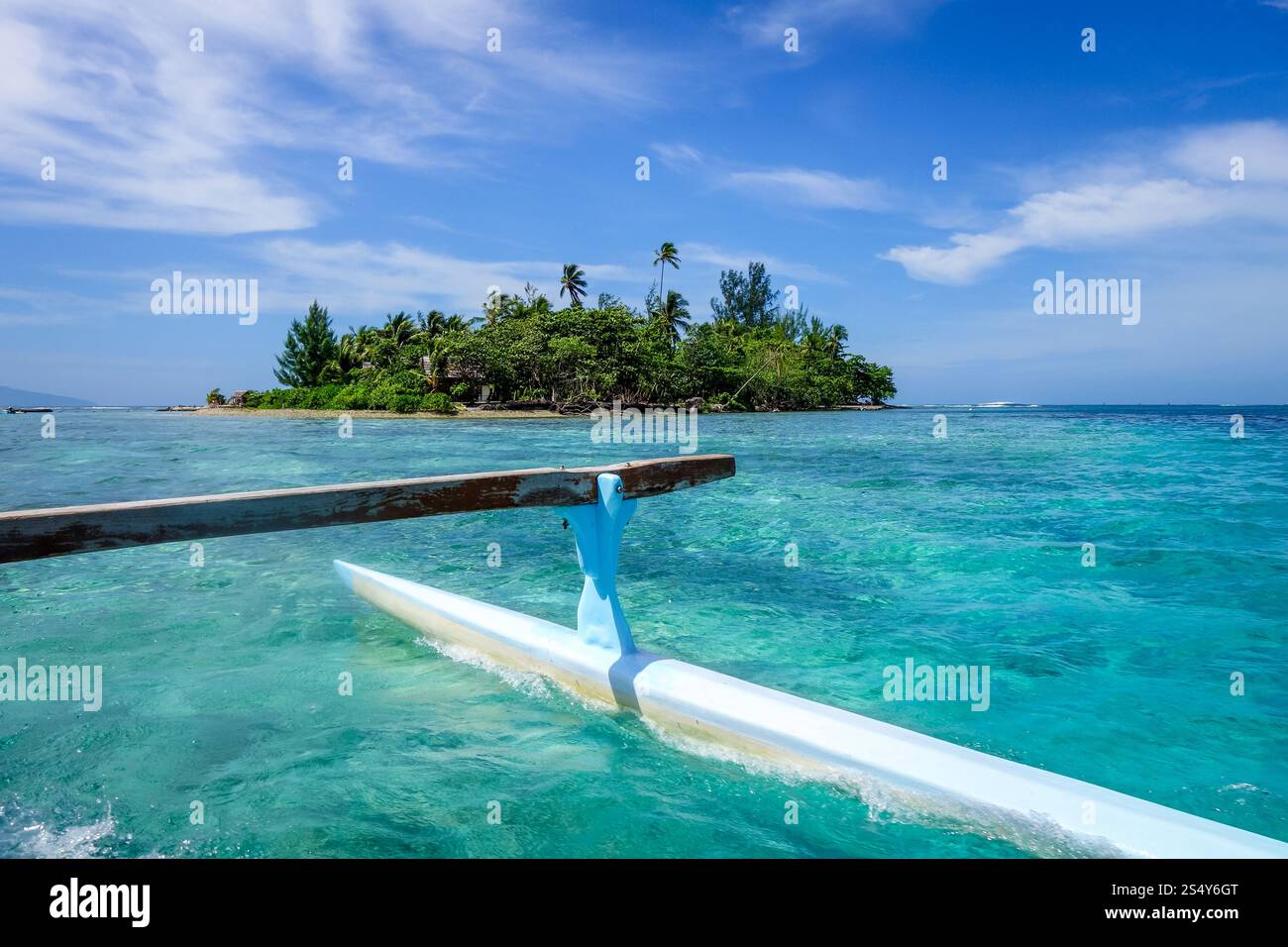 Pirogue sulla strada per il paradiso dell'atollo tropicale nella laguna di Moorea Island. Polinesia francese. Pirogue sulla strada per il paradiso dell'atollo tropicale a Moorea Foto Stock