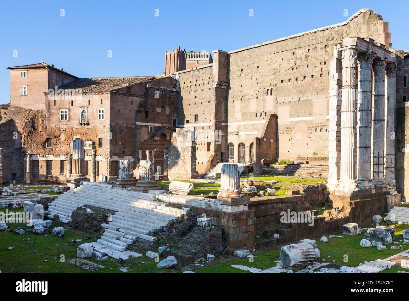 Viaggiare in Italia - resti del Foro di Augusto con il Tempio di Marte Ultore sull antico forum romano nella città di Roma Foto Stock